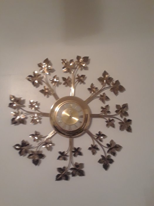 United Leaf clock